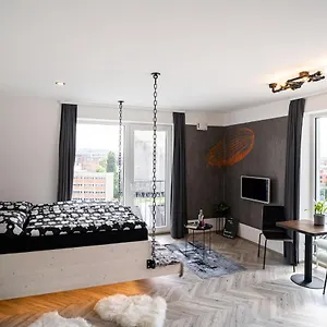 Zeppelin Studio With An Industrial View - Apartmán