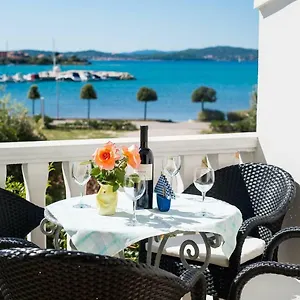 apartmani-labud.hotelinzadar.com/